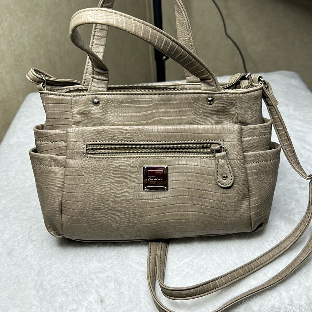 Tan Kiltov shoulder bag.